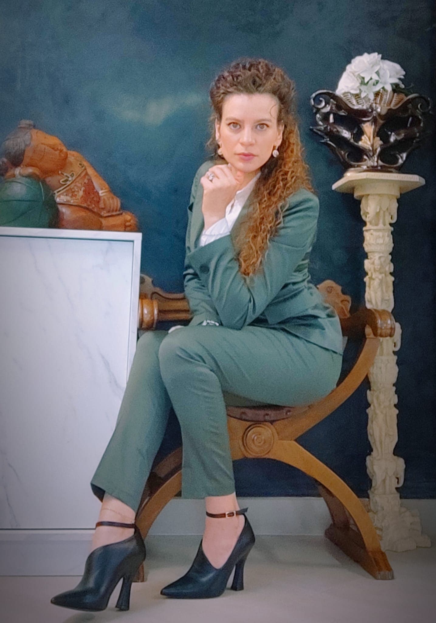 Daniela Grasu seduta nel suo spazio creativo a Loano