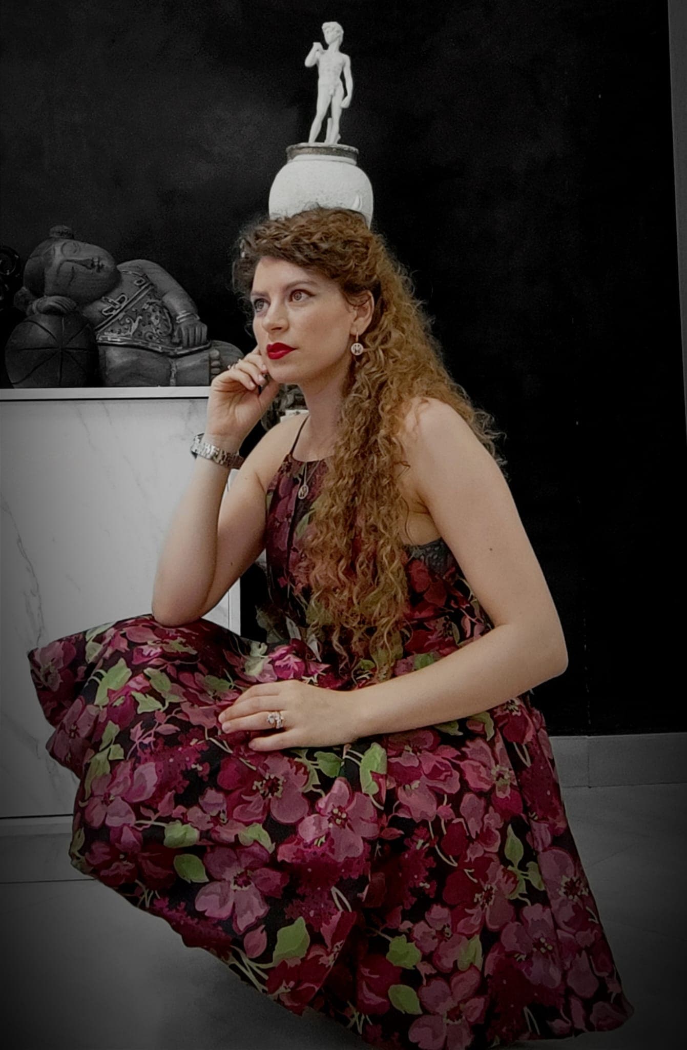 L’artista Daniela Grasu ritratta nel suo atelier