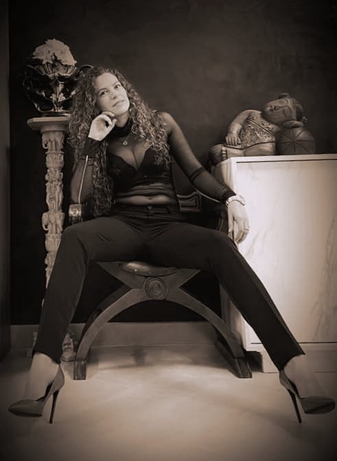 Ritratto editoriale in bianco e nero dell’artista Daniela Grasu
