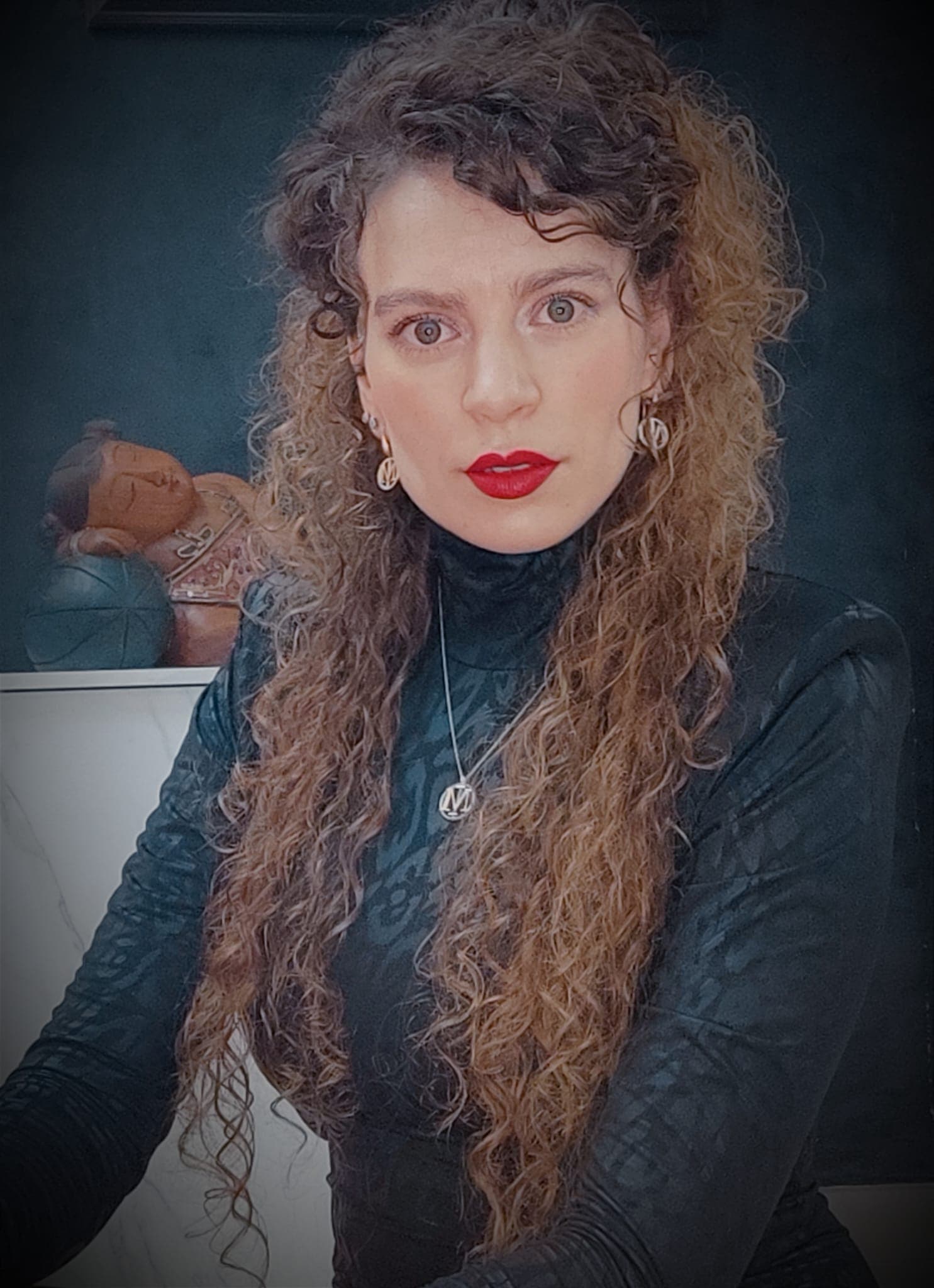 Ritratto di Daniela Grasu, artista contemporanea conosciuta come Art Daniela