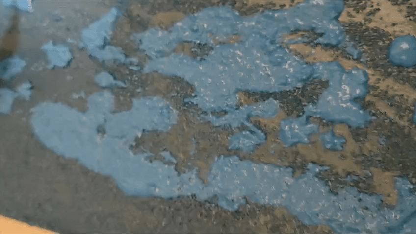 Fotogramma dal video “Blu materico: colore, spessore e movimento” di Daniela Grasu