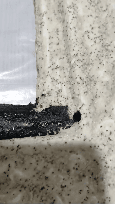 Fotogramma dal video “Cornice materica: cemento, sabbia e stoffa” di Daniela Grasu