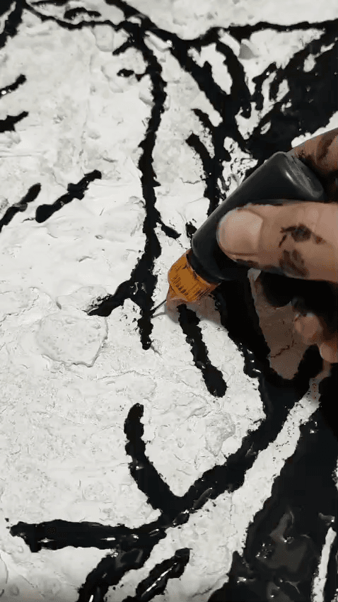 Fotogramma dal video “Disegnare con il nero sulla materia bianca” di Daniela Grasu