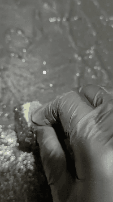 Fotogramma dal video “Tamponatura e patina sulla superficie materica” di Daniela Grasu