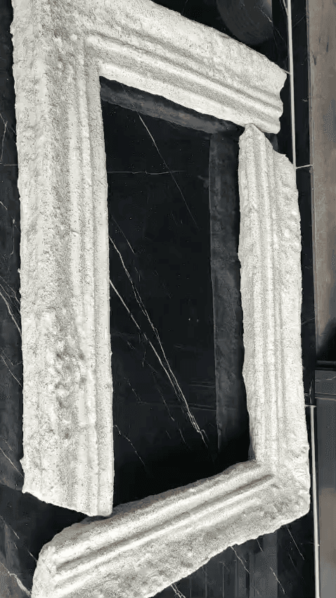 Cornice materica di Daniela Grasu durante la lavorazione